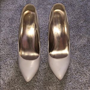Gently used beige / cream heels . Size 7.